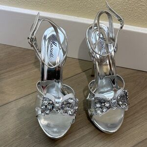 Mascotte Silver Strappy Heels with Rhinestone Bow. Size 7.5